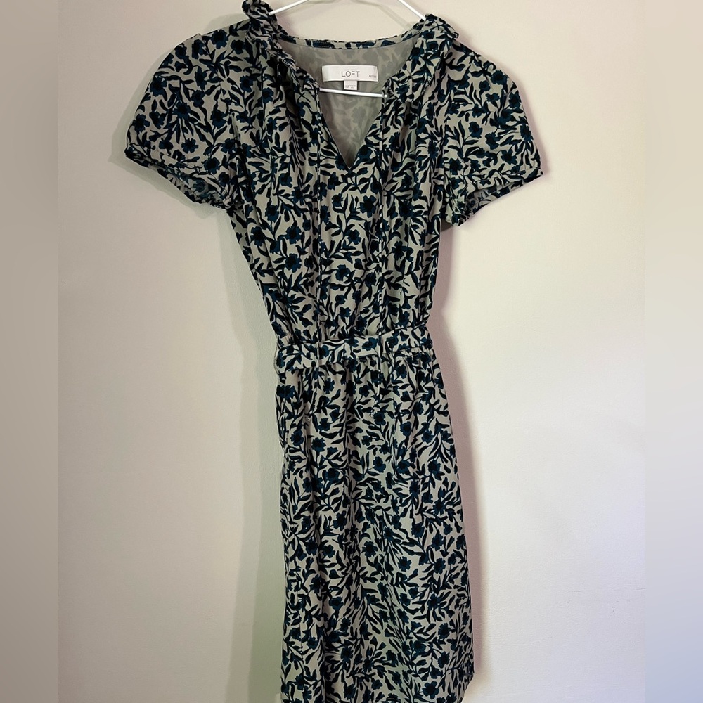 LOFT petite Beige w/Blue Floral Crossover V-Neck Shift Dress Size XXS